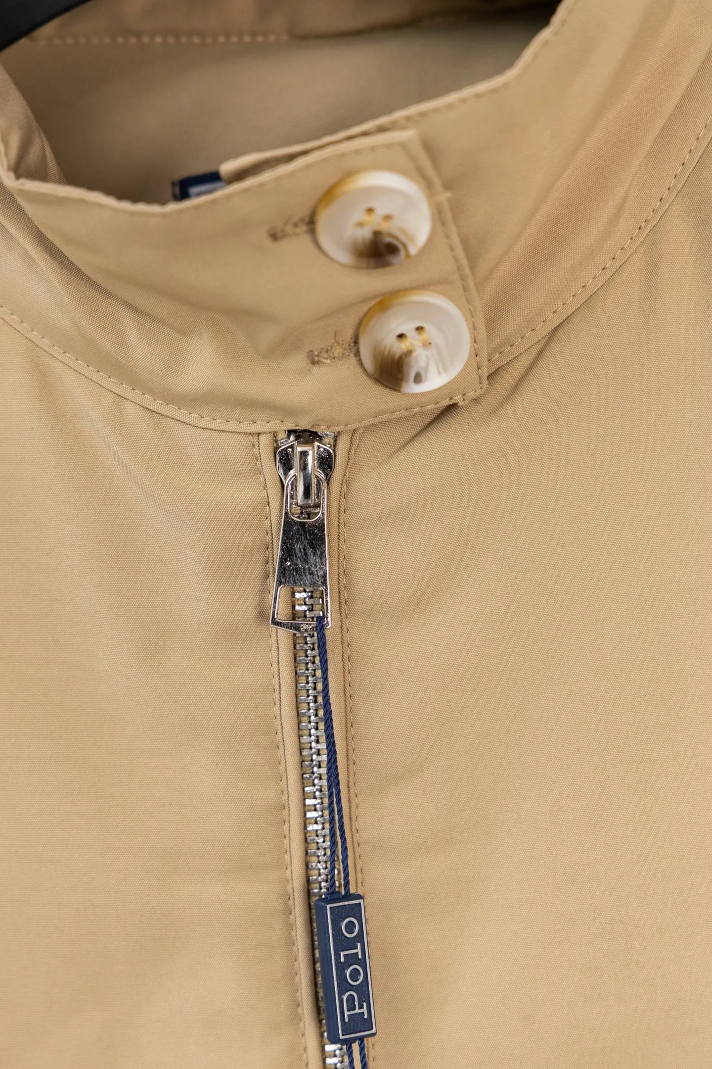 P370 Model number: M038 Rah Lauren Harrington classic unisex old cadre zipper jacket cotton-padded jacket Yi Mengling's same style. Recommended by many fashion bloggers. The Harrington jacket's lapel zipper windproof design perfectly blends casual style with street trend elements, making it very suitable for neutral wear. The fabric texture of the jacket is excellent and comfortable to wear. It is a very versatile and trendy jacket. Original development, 100% pure cotton fabric, exquisite embroidery, evergreen style for all seasons, feel free to buy it, retro will never go out of style!  Color: Khaki Black Navy Size: S-XL